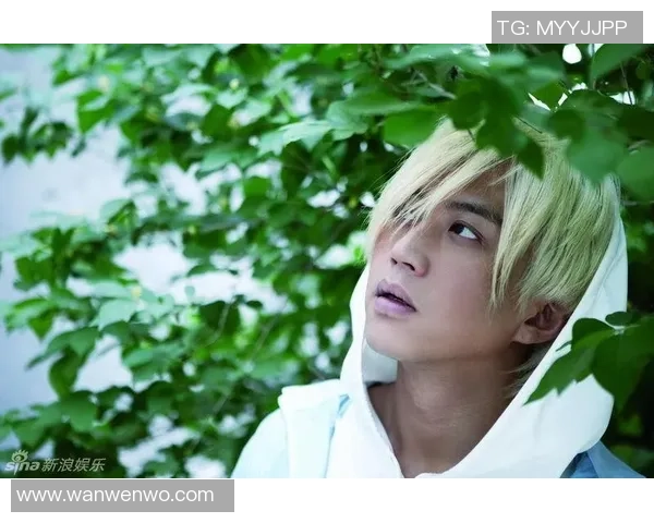 足球场上白发少年崛起 新星挑战传统界限成就未来之星