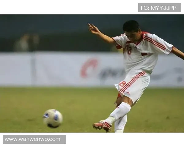 足球巨星挑战街头野球 极限技术街头翻转尽显球场霸气